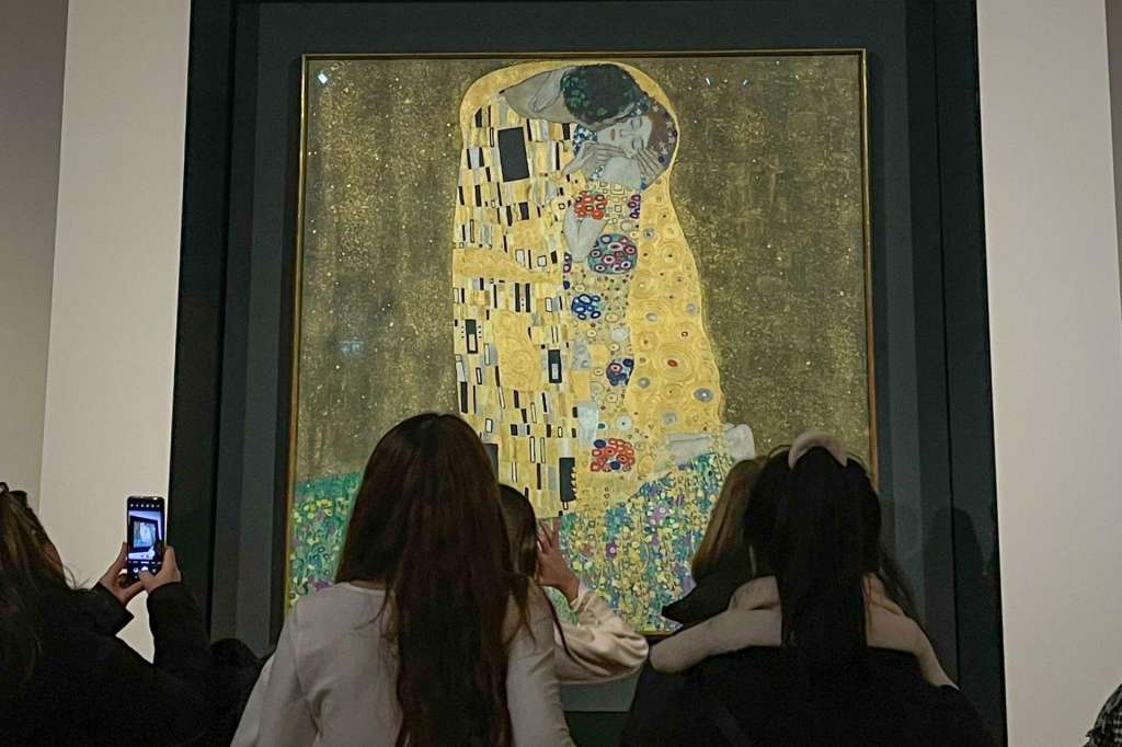 VIENA, 28/01/2026.- Varias personas contemplan 'El beso', de Gustav Klimt, expuesto en el Palacio Belvedere de Viena. el La elevada inflación que sufre Austria desde hace años y las políticas de ahorro en Cultura del Gobierno han elevado los precios de los museos de Viena hasta un 50 % desde 2020, colocando algunos de ellos en la liga de los más caros del mundo. Instituciones culturales como el Palacio Belvedere, el Museo Albertina y el Museo de Historia del Arte (KHM) cobran este año entre 19 y 24 euros (18,5 y 28,5 dólares) por entrar en sus instalaciones. EFE/ Núria Morchón