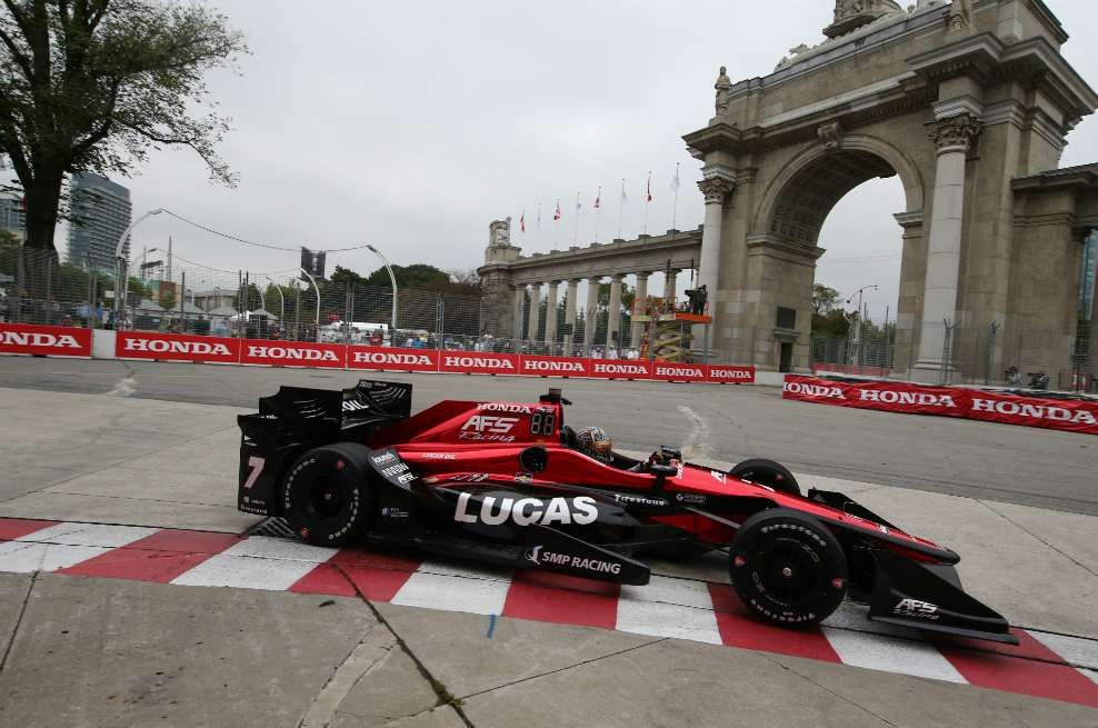 Sebastián Saavedra hará una sorpresiva participación al mando del monoplaza #7 del Schmidt Peterson Motorsports. Carlos Muñoz, se mantiene en el #14 y será el otro colombiano presente en la carrera. / IndyCar Media