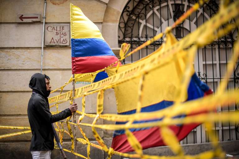 Desde el 13 de marzo, decenas de indígenas Embera permanecen frente al Ministerio de Vivienda en el centro de Bogotá, donde le exigen al Gobierno Nacional que les garantice el retorno a sus territorios y una vivienda digna.