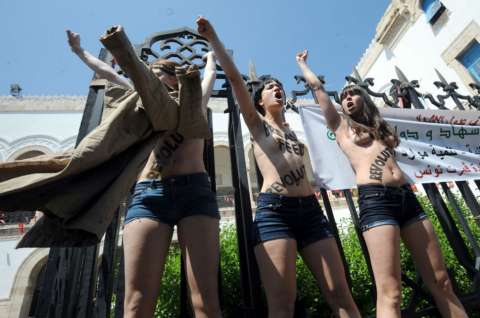 Activistas, arrestadas en Túnez por manifestar en topless