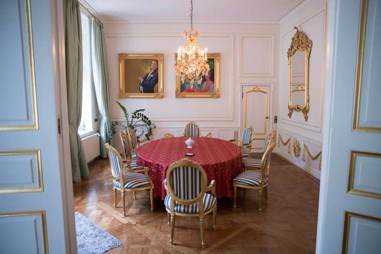 Las renovaciones y cada detalle de decoración es supervisado directamente por Rieu. Este comedor es perfecto para tomar un café con su equipo de trabajo.