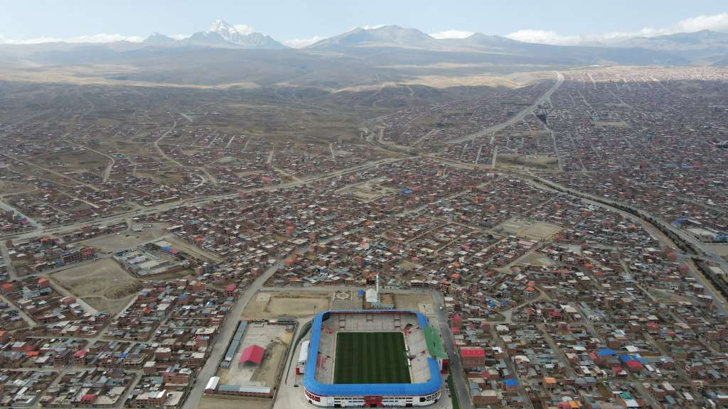 AMDEP5832. EL ALTO (BOLIVIA), 04/09/2024.- Fotografía aérea del 29 de agosto de 2024 del estadio Municipal de El Alto (Bolivia). La selección de Bolivia jugará este jueves ante Venezuela por las eliminatorias suramericanas al Mundial de 2026 en la ciudad de El Alto, vecina de La Paz y situada a más de 4.000 metros sobre el nivel del mar, con una población predominantemente aimara que en los últimos años migró del campo. EFE/ Luis Gandarillas