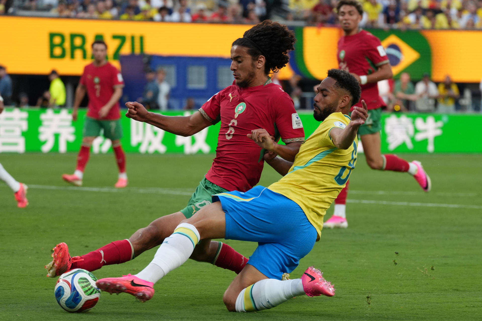 GR7113. NUEVA JERSEY (ESTADOS UNIDOS), 13/06/2026.- Matheus Cunha (d) de Brasil disputa el balón con Ayyoub Bouaddi de Marruecos este sábado, durante un partido del grupo C del Mundial de la FIFA 2026 entre Brasil y Marruecos en el estadio MetLife en Nueva Jersey (Estados Unidos). EFE/ Ángel Colmenares