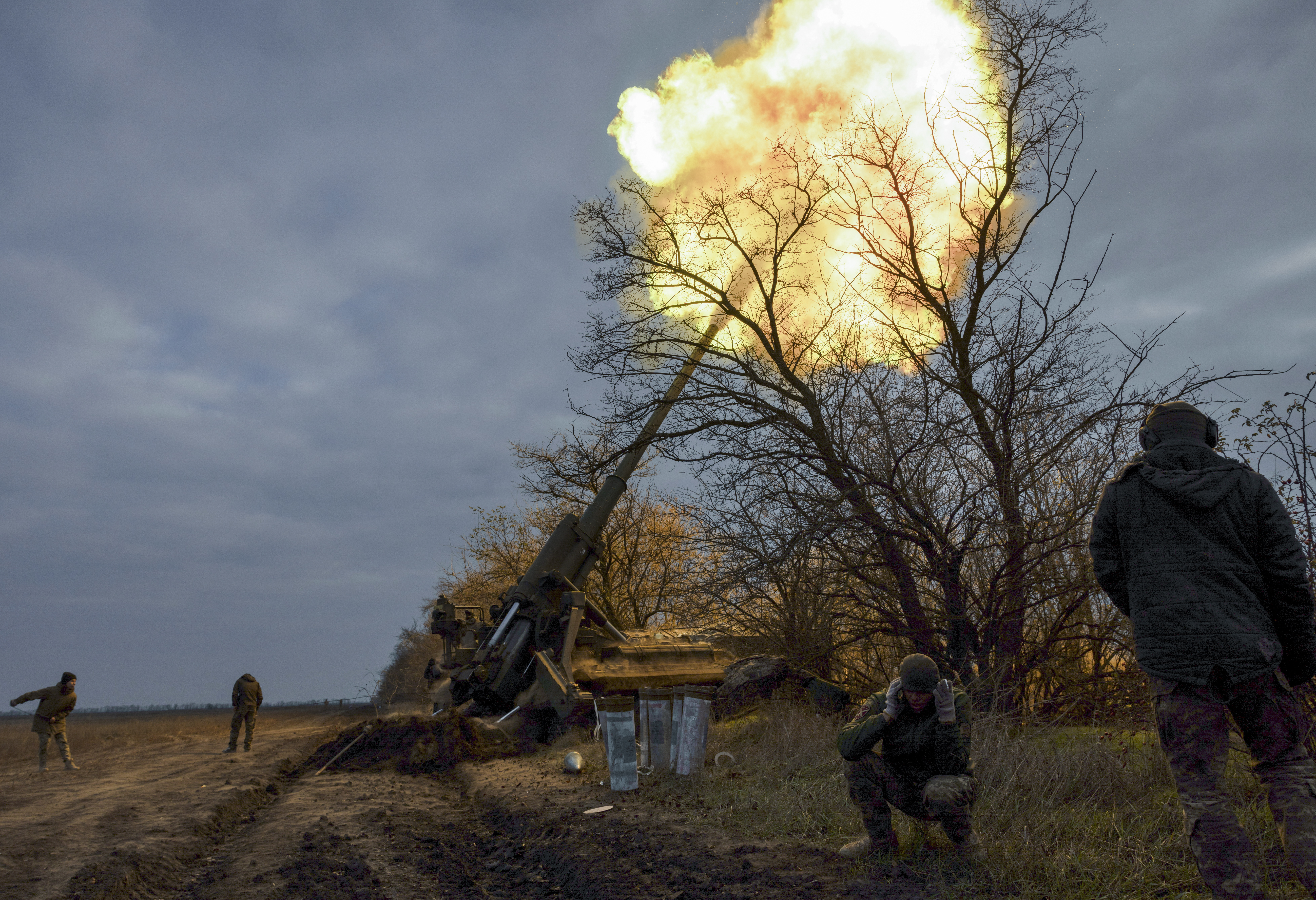 Kherson (Ukraine), 09/11/2022.- Ukrainian servicemen shoot from a self-propelled 203mm cannon 'Pion' on their position in Kherson area, Ukraine, 09 November 2022 amid the Russian invasion. Russian troops on 24 February entered Ukrainian territory, starting a conflict that has provoked destruction and a humanitarian crisis. (Rusia, Ucrania) EFE/EPA/STANISLAV KOZLIUK