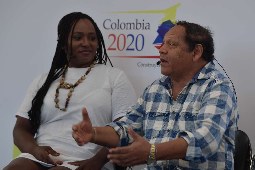 Comunicadora cultural y Rosendo Romero, cantautor vallenato, en el foro Hablemos de Verdad Valledupar.