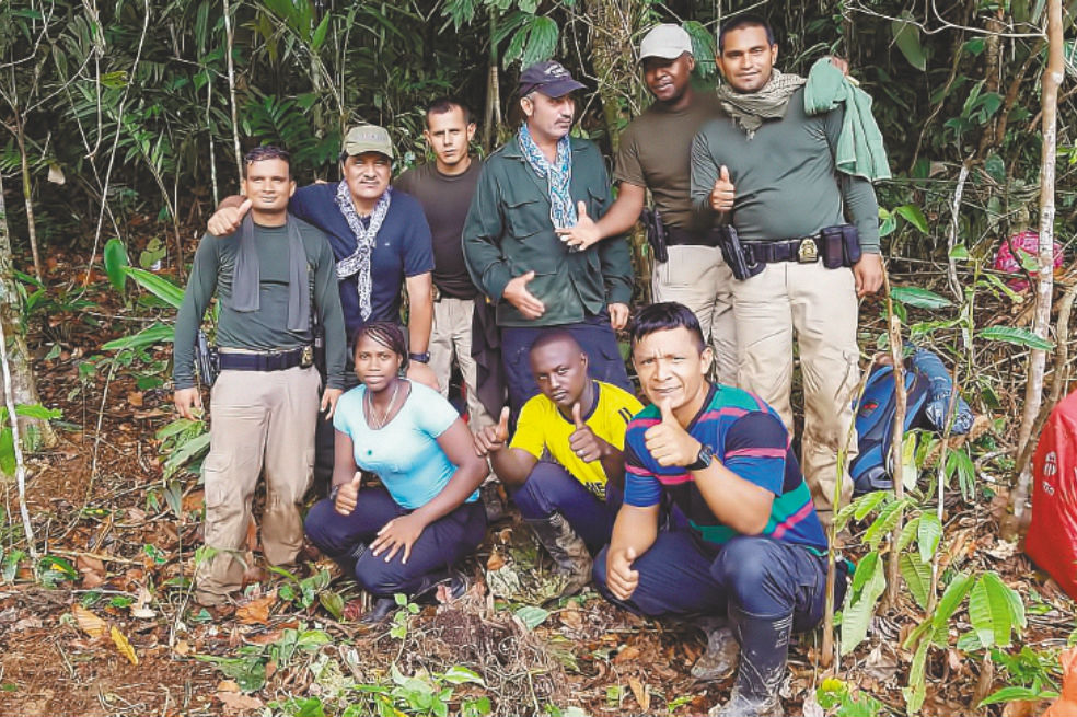 Miembros de las Farc en la zona del río Patía durante una operación de extracción de caletas.
