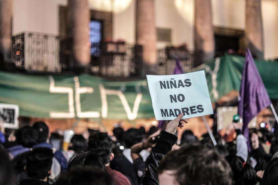 Respondiendo a las demandas del Movimiento Son Niñas, No Madres, el Comité de Derechos Humanos de Naciones Unidas condenó a los Estados de Ecuador y Nicaragua por la violación a los derechos humanos de tres niñas sobrevivientes de violencia sexual.