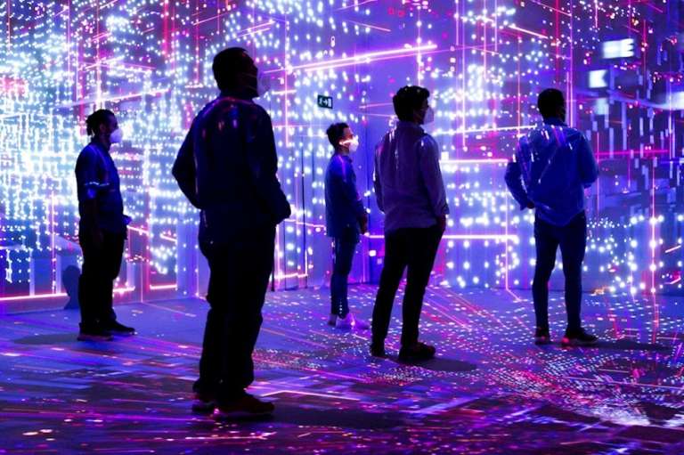 Visitantes del espacio Cloud City en el MWC.