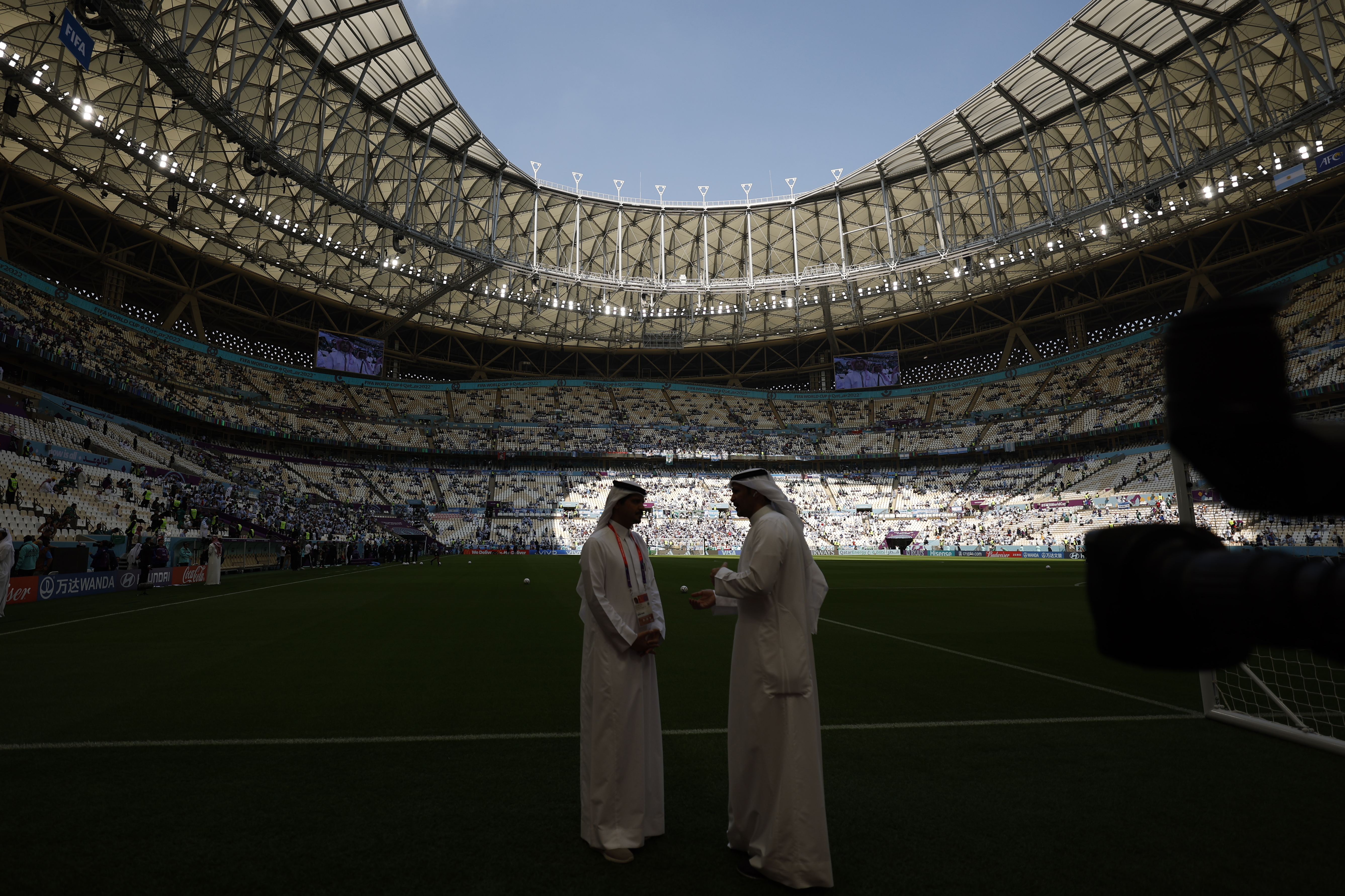 GR2002. LUSAIL (CATAR), 22/11/2022.- Personal de Catar habla en el campo hoy, antes de un partido de la fase de grupos del Mundial de Fútbol Qatar 2022 entre Argentina y Arabia Saudita en el estadio de Lusail (Catar). EFE/ Juan Ignacio Roncoroni