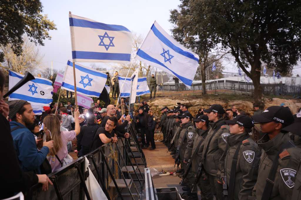 Jerusalem (Israel), 20/02/2023.- Police block Israeli protesters as they wave flags and march during a mass protest against the government outside the Israeli Knesset (parliament), in Jerusalem, Israel, 20 February 2023. Thousands of people protest against the government justice system reform law. (Protestas, Estados Unidos, Jerusalén) EFE/EPA/ABIR SULTAN