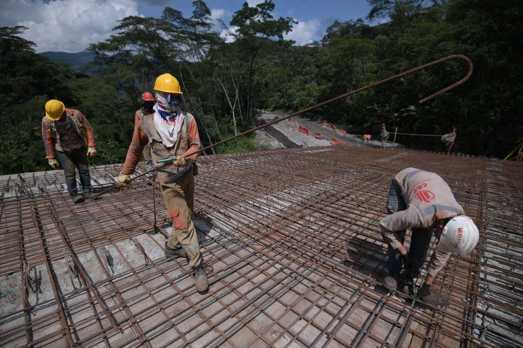 La concesión de la Transversal del Sisga es uno de los proyectos que han retomado obras después de que el Gobierno Nacional autorizara la reactivación del sector de construcción y luego de que la Agencia Nacional de Infraestructura (ANI) avalara el protocolo de bioseguridad presentado para el manejo del Covid-19. Así se trabaja hoy por hoy en esta vía de 137 kilómetros que atraviesa doce municipios desde el sector del Sisga, en Cundinamarca, hasta Sabanalarga, Casanare.