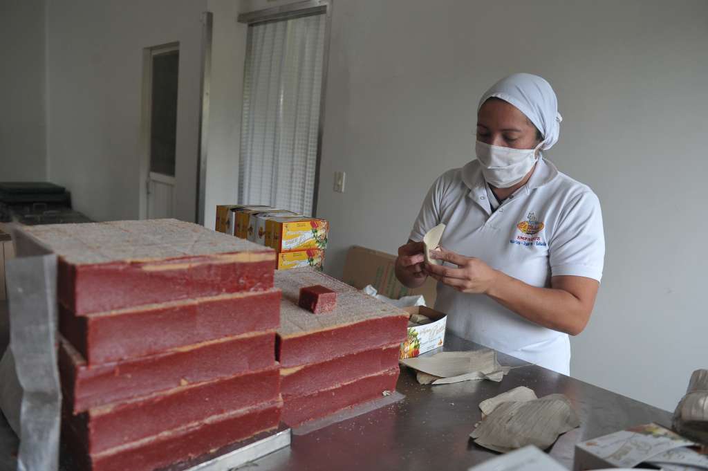 Elaboración completa desde la hoja pasando por el empaque y producción del producto final de este dulce de guayaba originario de la provincia de Vélez, Santander