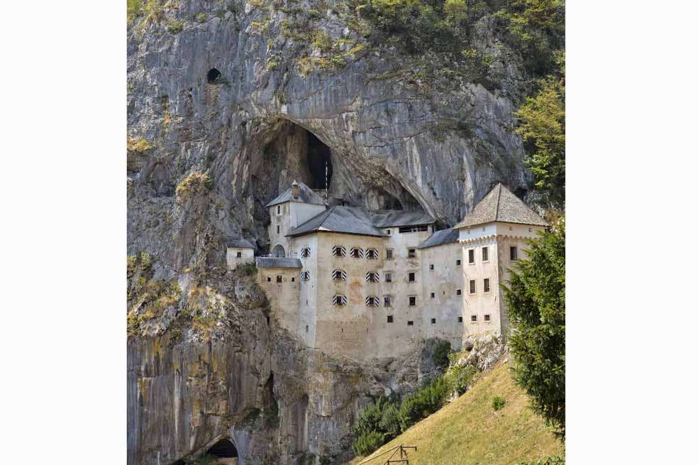 El castillo de Predjama fue construido en el interior de una cueva en el siglo XII. / 123rf