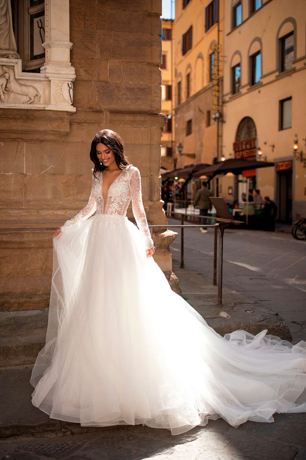 "A las novias les decimos: 'El vestido te elige'. Hay que darse la posibilidad de explorar y sorprenderse": Mariana Ramírez .