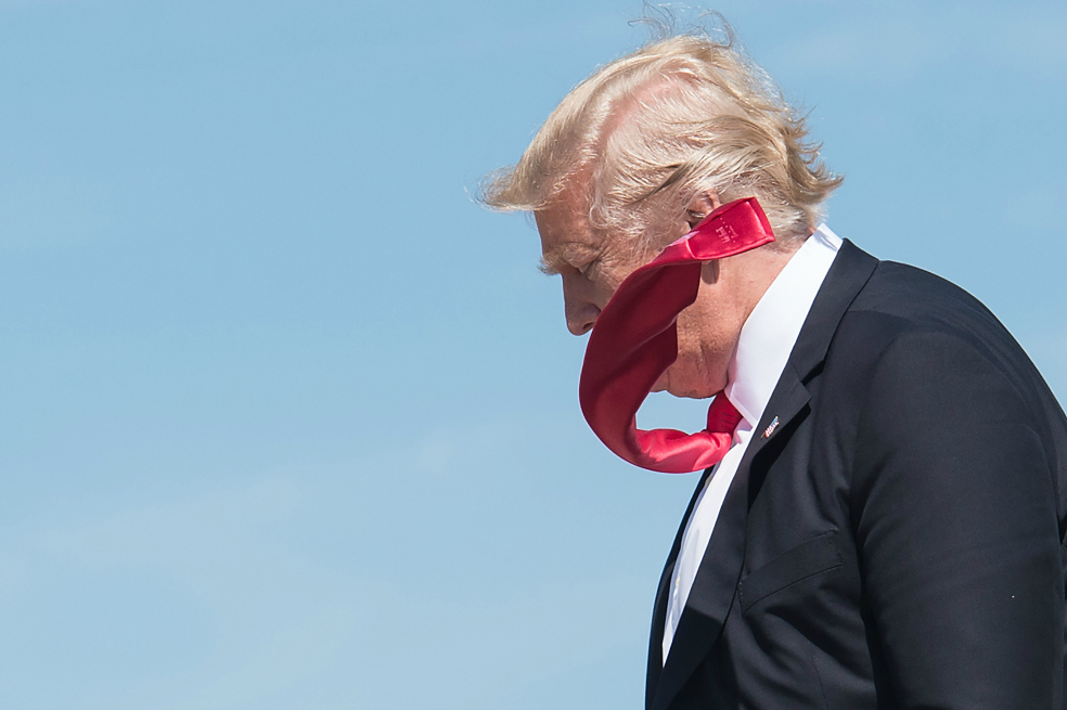 El presidente Donald Trump mientras salía ayer del Air Force One en Orlando, Florida. / AFP