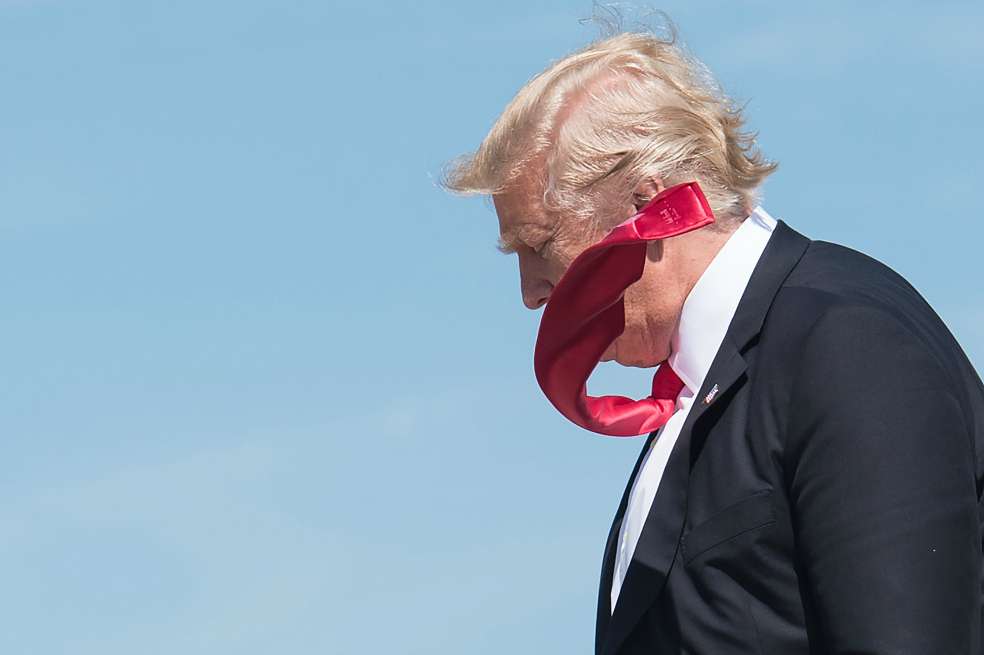 El presidente Donald Trump mientras salía ayer del Air Force One en Orlando, Florida. / AFP