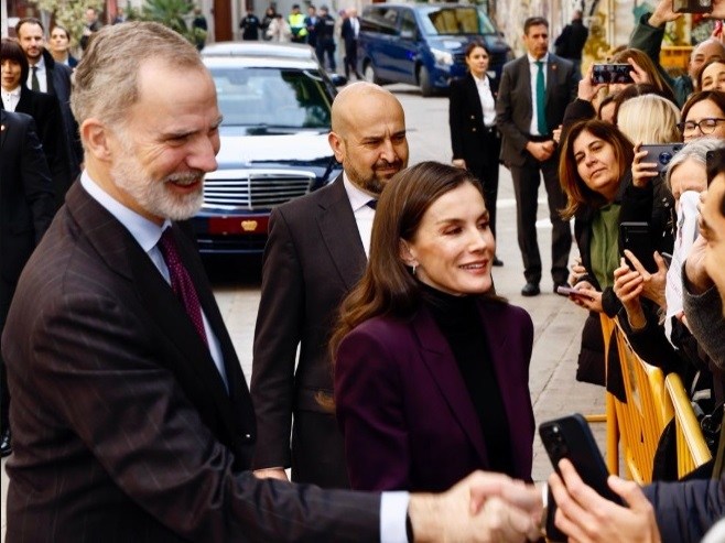 La reina Letizia enamora con un impecable traje con el color de la temporada
