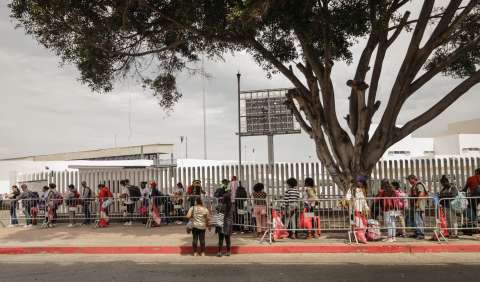 EE. UU. mantiene restricciones: no se puede pedir asilo en la frontera con México