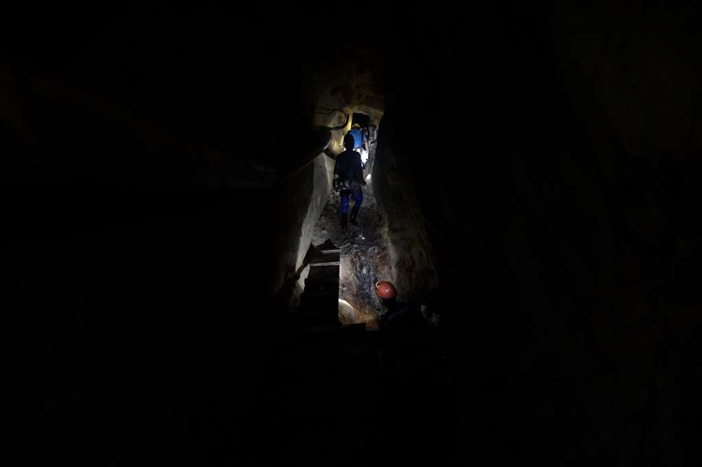 Diferentes aspectos de esta mina ubicada en Segovia, Antioquia: Mineros, explotación de materiales, maquinaria, cascos para minería.