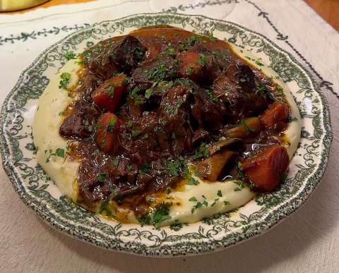 Con todo el sabor de la carne: así se prepara un “boeuf  bourguignon”