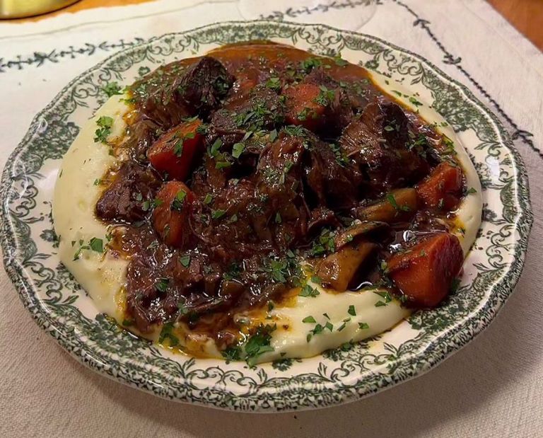Con todo el sabor de la carne: así se prepara un “boeuf  bourguignon”
