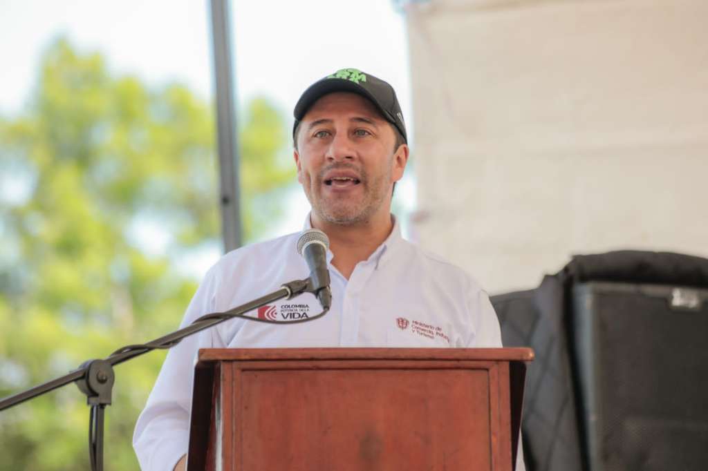 El viceministro de Turismo, Arturo Bravo, hizo la presentación del nuevo programa EMPRETUR, ante líderes de sectores sociales, políticos y empresariales en Tumaco, en Nariño.