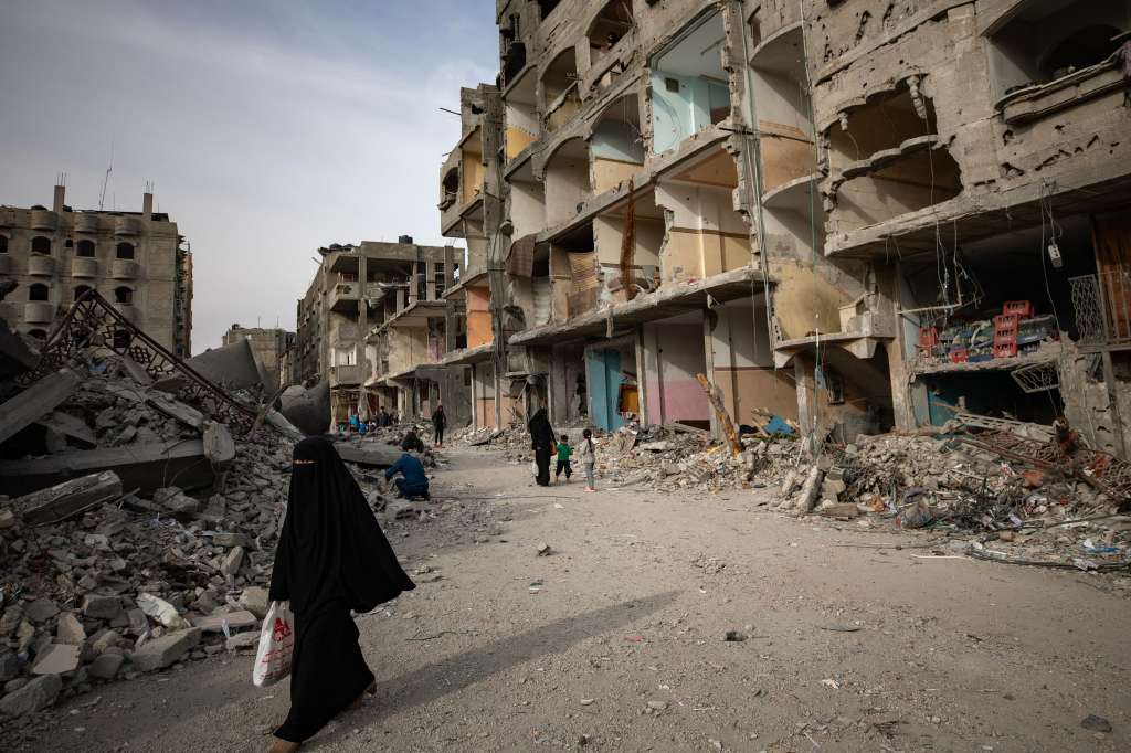 Rafah (---), 23/02/2024.- Destroyed residential buildings near the ruins of Al-Farouq Mosque after it was hit by an Israeli air strike a few days ago in the Rafah refugee camp, southern Gaza Strip, 23vFebruary 2024. More than 29,500 Palestinians and over 1,300 Israelis have been killed, according to the Palestinian Health Ministry and the Israel Defense Forces (IDF), since Hamas militants launched an attack against Israel from the Gaza Strip on 07 October 2023, and the Israeli operations in Gaza and the West Bank which followed it. EFE/EPA/HAITHAM IMAD