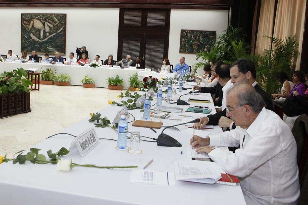 Delegados del Gobierno y las Farc durante la visita de las víctimas. / SIG