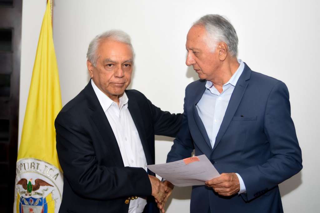 Bernardo Armando Camacho se posesionó como nuevo superintendente de salud .