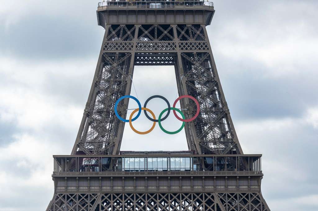 Paris (France), 17/06/2024.- The Olympic Rings are attached to the landmark Eiffel Tower during the Rehearsal of the Opening Ceremony of the 2024 Paris Olympic Games on the Seine river, in Paris, France, 17 June 2024. The Olympic Games in the French capital will take place from 26 July to 11 August 2024. (Francia) EFE/EPA/ANDRE PAIN