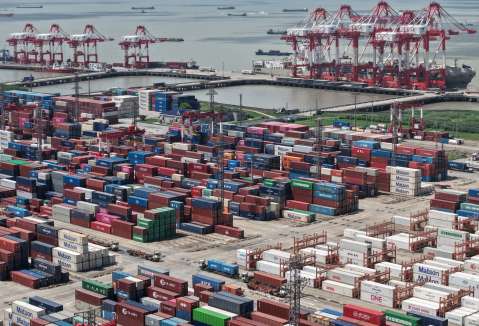 Exportaciones chinas sorprenden: superávit comercial crece 20 % en 2025 pese a los aranceles