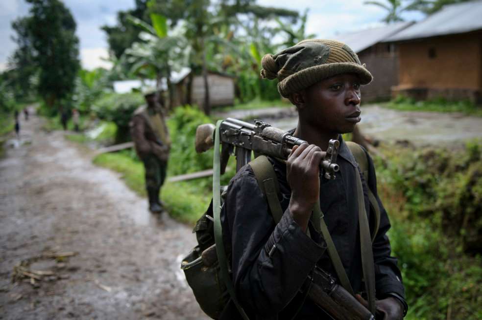 Un soldado de las Fuerzas Armadas de la República Democrática del Congo en una operación en Kivu Norte.  / AFP