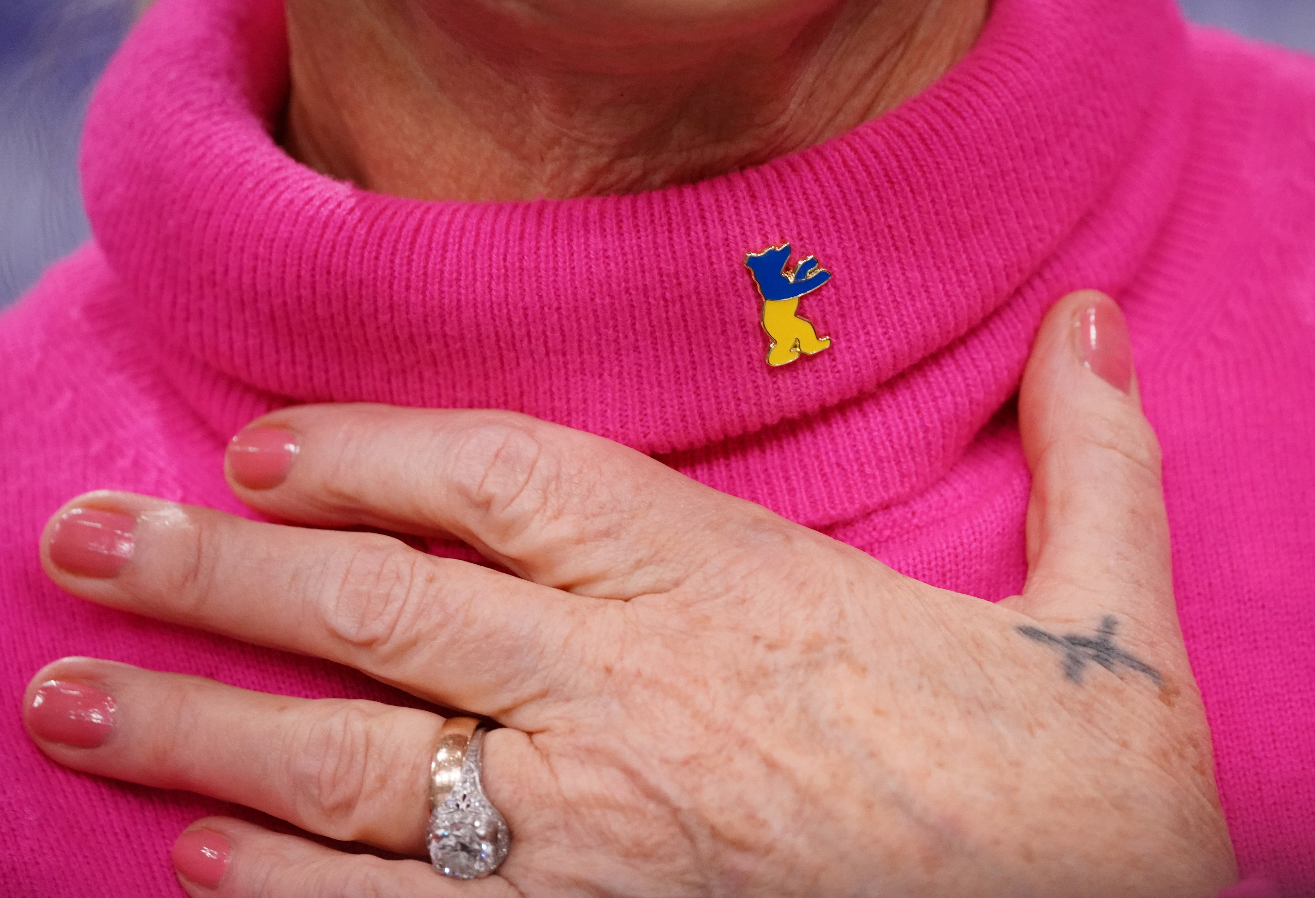 Berlin (Germany), 20/02/2023.- British actor Helen Mirren wears a pin of Berliner Bear in Ukraine colors as she attends a press conference for the movie 'Golda' during the 73rd Berlin International Film Festival 'Berlinale' in Berlin, Germany, 20 February 2023. The in-person event runs from 16 to 26 February 2023. (Cine, Alemania, Ucrania) EFE/EPA/CLEMENS BILAN