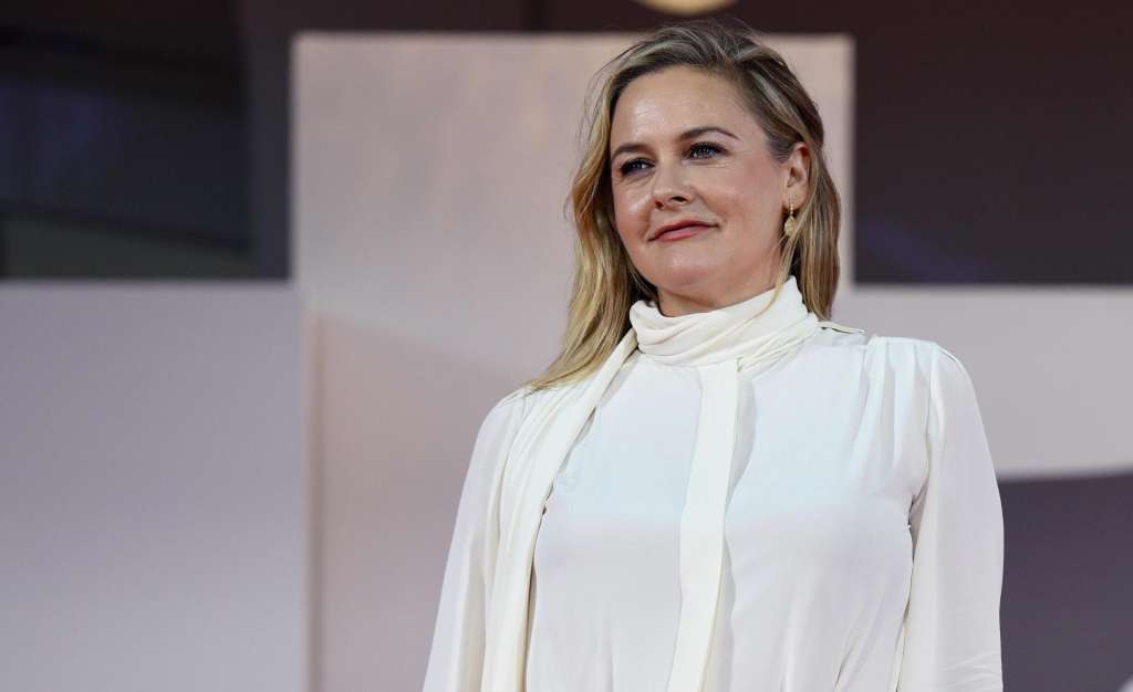 VENICE (Italy), 28/08/2025.- US actor Alicia Silverstone arrives for the premiere of 'Bugonia' during the 82nd annual Venice International Film Festival, in Venice, Italy, 28 August 2025. The film festival runs from 27 August to 06 September 2025. (Cine, Cine, Italia, Venecia) EFE/EPA/ETTORE FERRARI