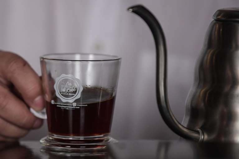 El café es un producto insignia de Colombia, por eso, nacionales y extranjeros siempre buscan un buen lugar para degustar una buena taza y conocer más del proceso de este grano. Una buena opción en Bogotá es Arte y Pasión Café, que tiene el objetivo de promover el consumo del café de especialidad y mejorar la calidad de vida de los caficultores al lograr un precio justo en toda la cadena de producción y distribución por medio de una preparación optima, consciente y de la mas alta calidad.