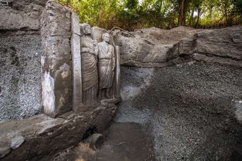 Hallado un relieve de una pareja casi a tamaño natural en una tumba monumental de Pompeya