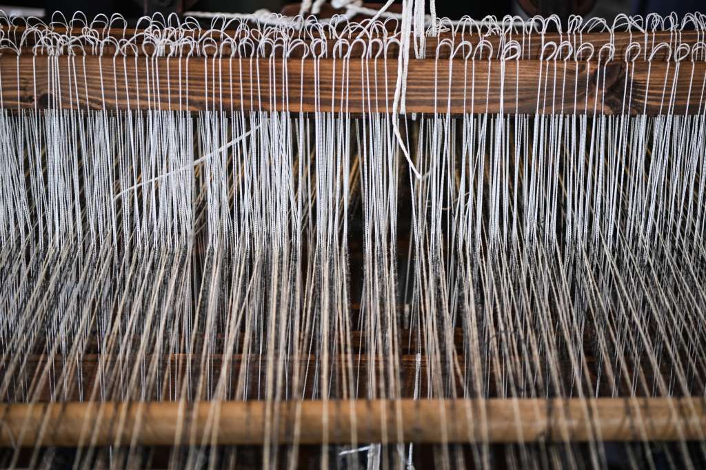 Una fotografía tomada el 28 de abril de 2025 muestra el telar de la tejedora de Harris Tweed Minnie Hooper en el edificio de la Harris Tweed Authority en Stornoway, en la isla de Lewis, en las Hébridas Exteriores, al norte de Escocia. / Andy Buchanan / AFP
