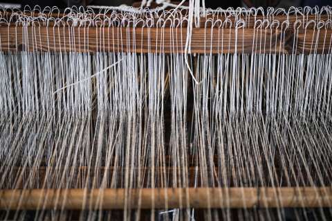 El tejido de lana “tweed”, una tradición que se perpetúa en una isla de Escocia