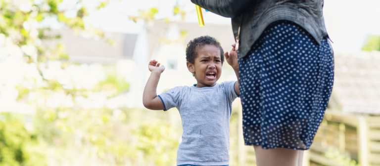 ¿Tu hijo es agresivo? Estos consejos te ayudarán a mejorar su conducta en casa