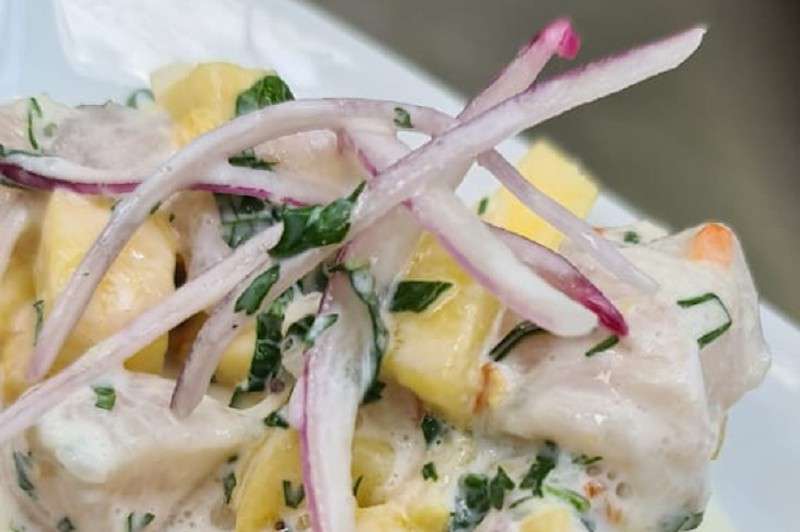 Corte el pescado en cubos y sazónelo con sal y pimienta negra. Deje reposar durante cinco minutos. Añada el cilantro, la hierbabuena, la cebolla y el ají. / Cortesía: Harry Sasson