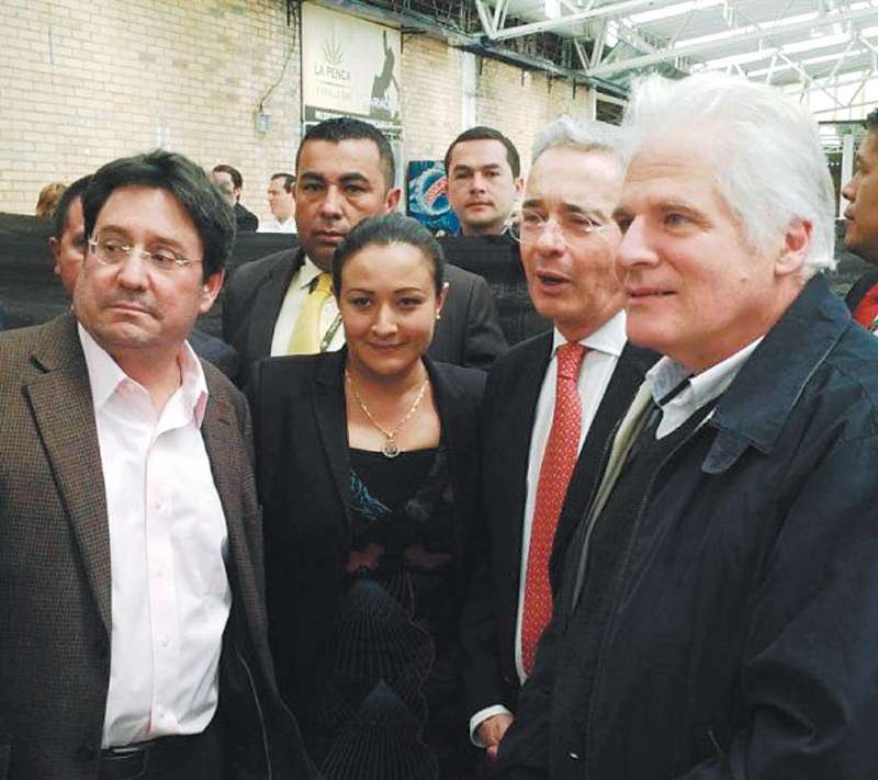 Tatiana Cabello, aquí entre Francisco Santos (izq.) y Álvaro Uribe, enfrentará un juicio por concusión ante la Corte Suprema de Justicia. / Archivo