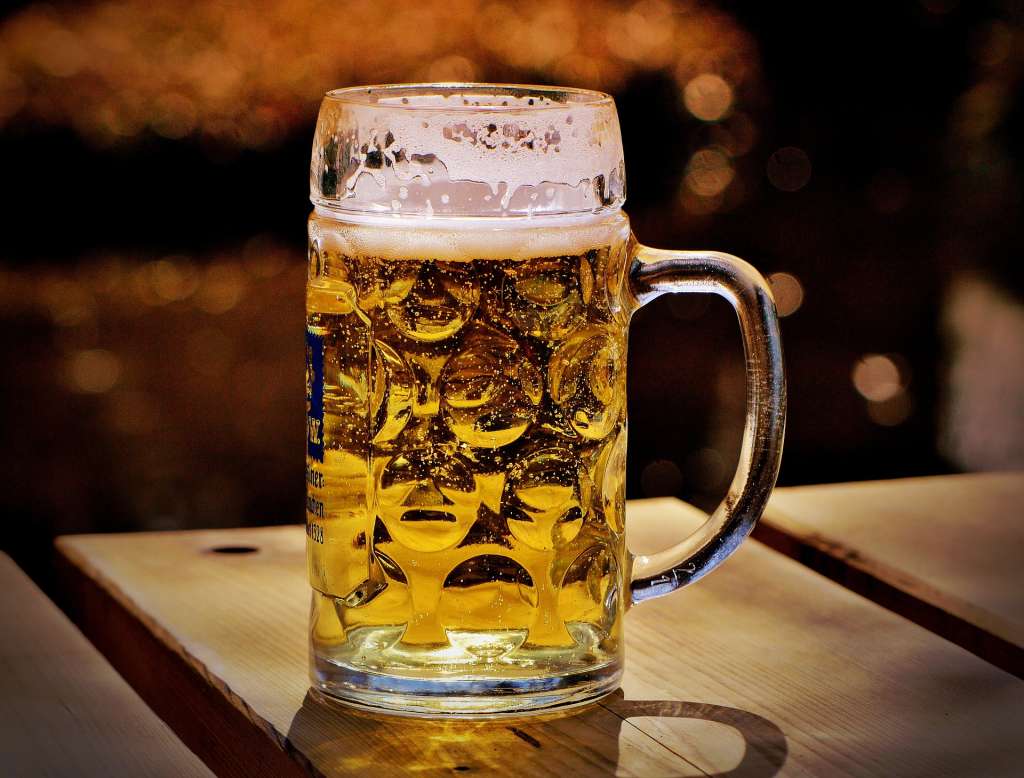 Cerveza Corona recupera y recicla más plástico del que produce a nivel global.
