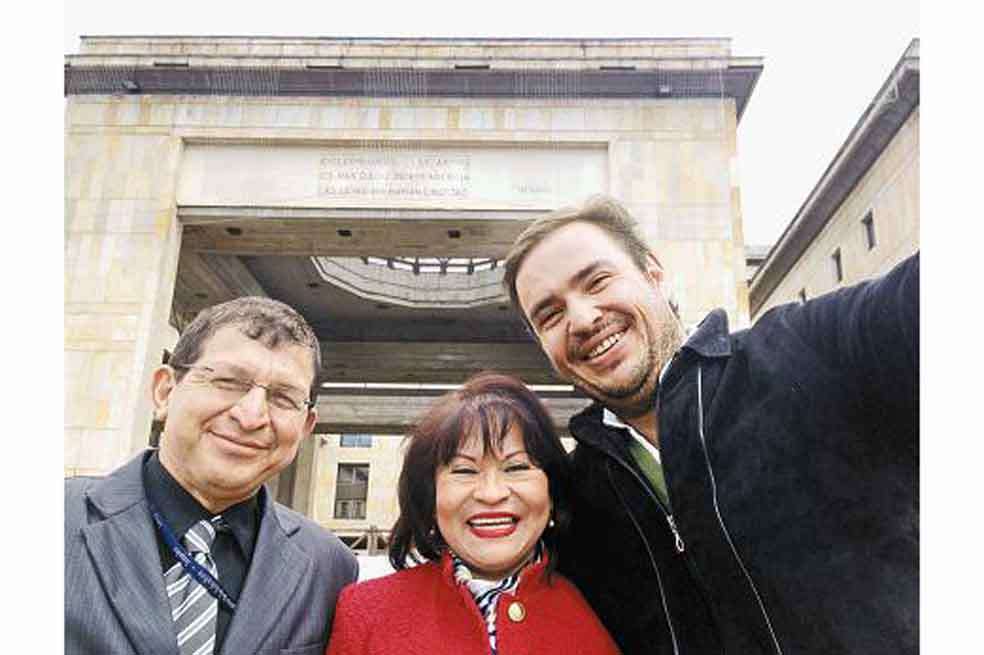 Juan Carlos Cerón, Luz Stella Garay y Julio González Hoffman, frente al Palacio de Justicia en Bogotá.