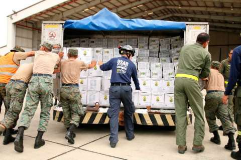 Santos llegó a Ecuador con ayuda humanitaria para víctimas de terremoto
