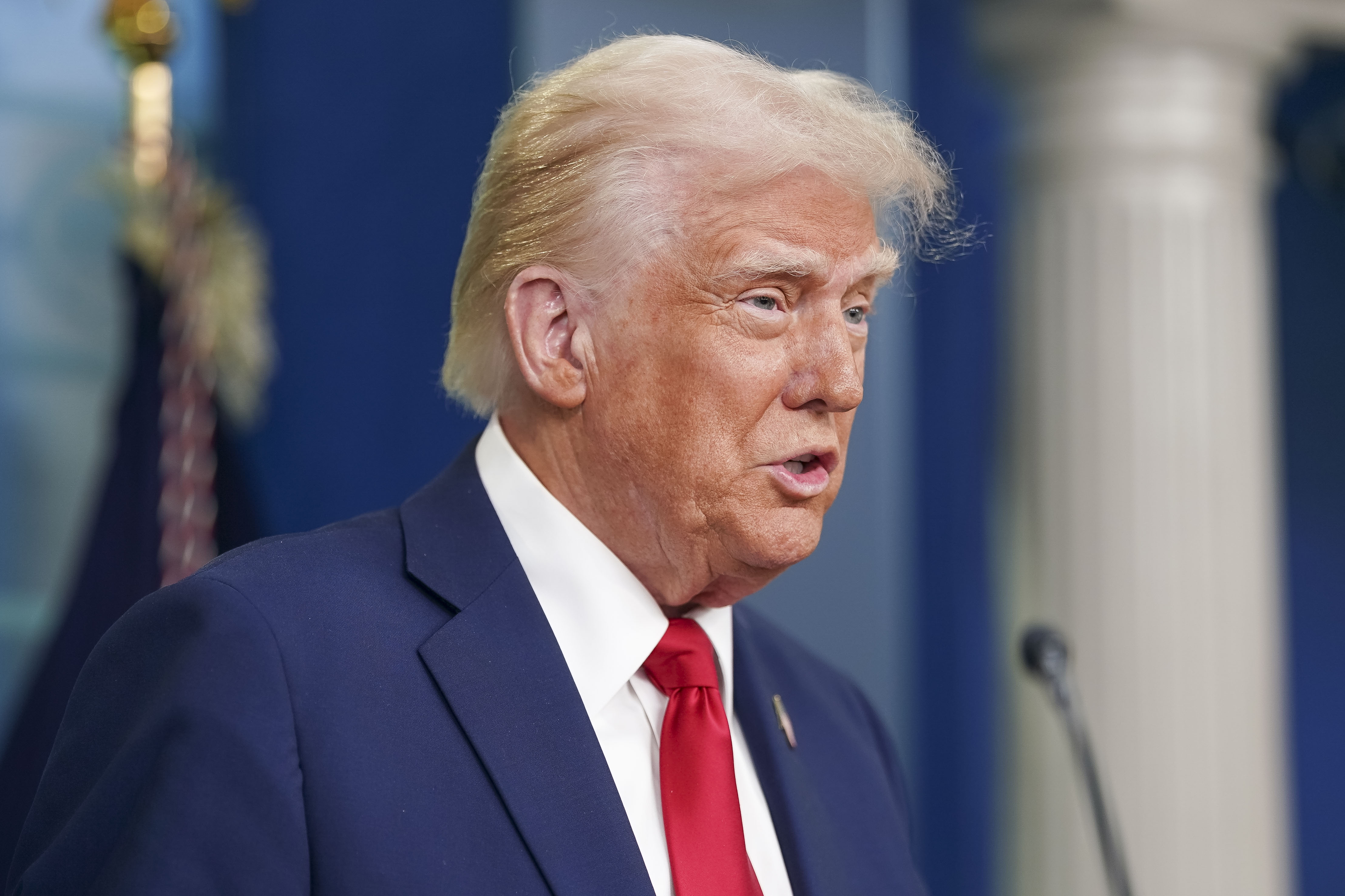 AME6866. WASHINHGTON (ESTADOS UNIDOS), 04/02/2025.- Fotografía del 30 de enero de 2025 del presidente de Estados Unidos, Donald Trump, hablando durante una rueda de prensa en la Casa Blanca en Washinhgton (Estados Unidos). La designación de los carteles del narcotráfico como organizaciones terroristas extranjeras (FTO) no se ha traducido todavía en medidas concretas, después de que anoche se cumpliera el plazo y el Departamento de Estado aún no haya emitido recomendaciones concretas sobre esta decisión del presidente Trump. EFE/ EPA/ Will Oliver