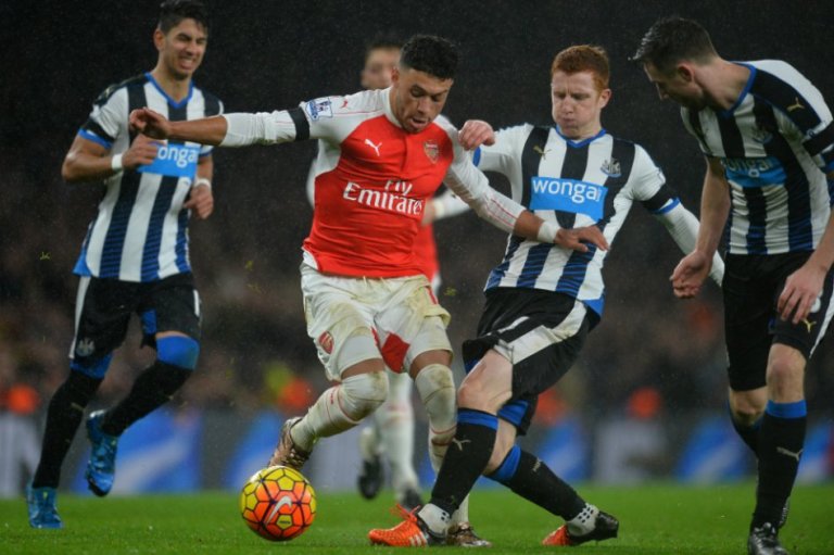 Arsenal arrancó el 2016 con triunfo y es único líder de la Premier
