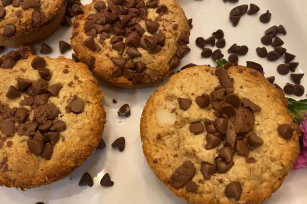 Prepara estas crocantes y exquisitas galletas de avena con chips de chocolate en casa.