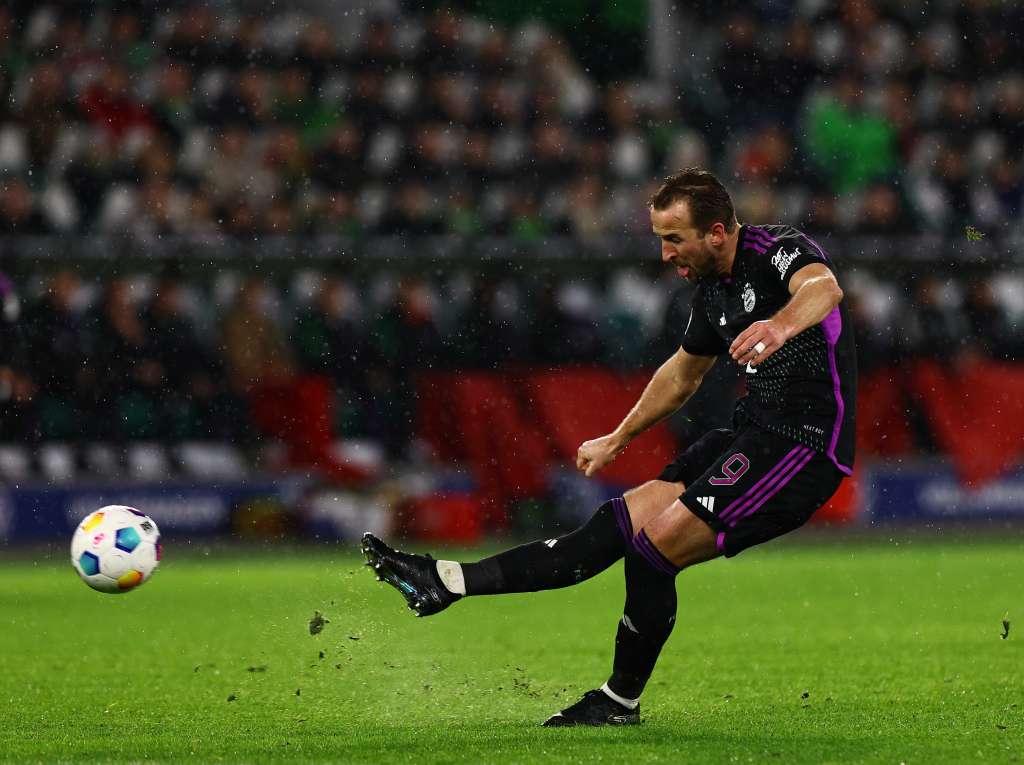 Wolfsbur (Germany), 20/09/2023.- Harry Kane of Bayern Munich scores the 0-2 goal during the German Bundesliga soccer match between VfL Wolfsburg and FC Bayern Munich in Wolfsburg, Germany, 20 December 2023. (Alemania) EFE/EPA/FILIP SINGER CONDITIONS - ATTENTION: The DFL regulations prohibit any use of photographs as image sequences and/or quasi-video.