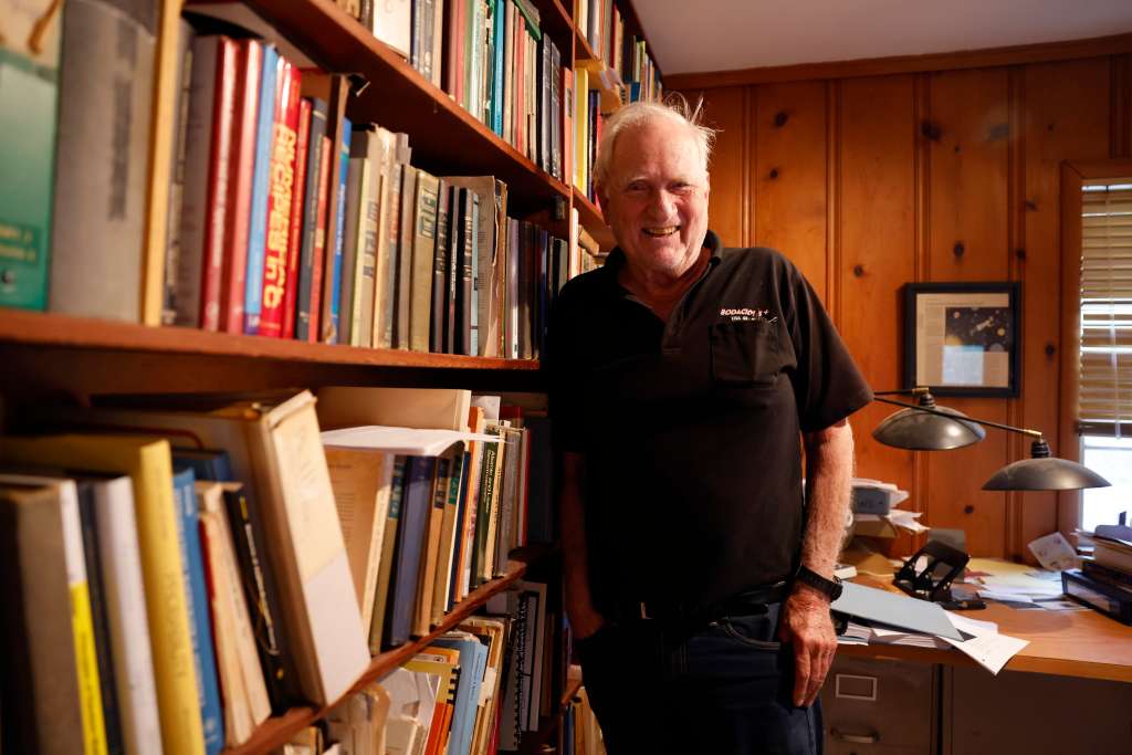 Walnut Creek (United States), 04/10/2022.- American scientist John Francis Clauser in his home after learning he has jointly won the 2022 Nobel Prize in Physics in Walnut Creek, California, USA, 04 October 2022. Clauser along with Alain Aspect, and Anton Zeilinger, were awarded by the Royal Swedish Academy of Sciences for 'pioneering quantum information science'. (Estados Unidos) EFE/EPA/JOHN G. MABANGLO