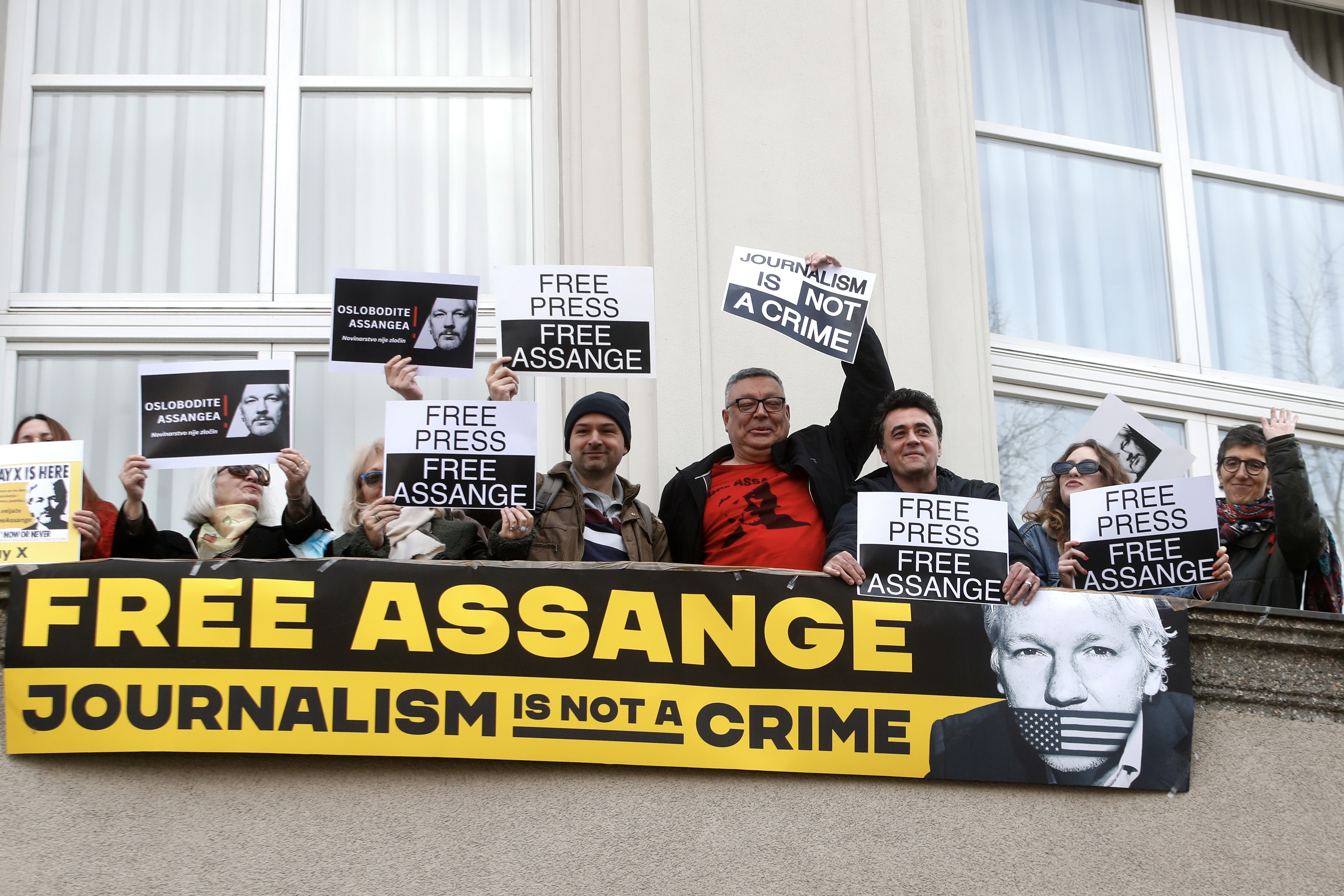 Zagreb (Croatia), 20/02/2024.- Croatian journalists hold placards during a demonstration in support of Wikileaks founder Julian Assange in Zagreb, Croatia, 20 February 2024. Julian Assange's final extradition hearing takes place at the High Court in London on 20 to 21 February. Assange could face up to 175 years in a US prison if the hearing goes against him. (Protestas, Croacia, Londres) EFE/EPA/ANTONIO BAT